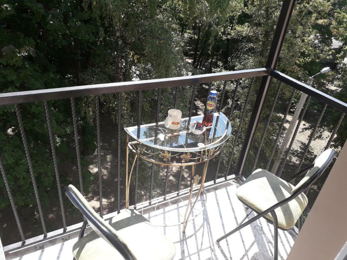 Apartment 30 M2 On Sergei Esenin 11 Kharkov Luaran gambar